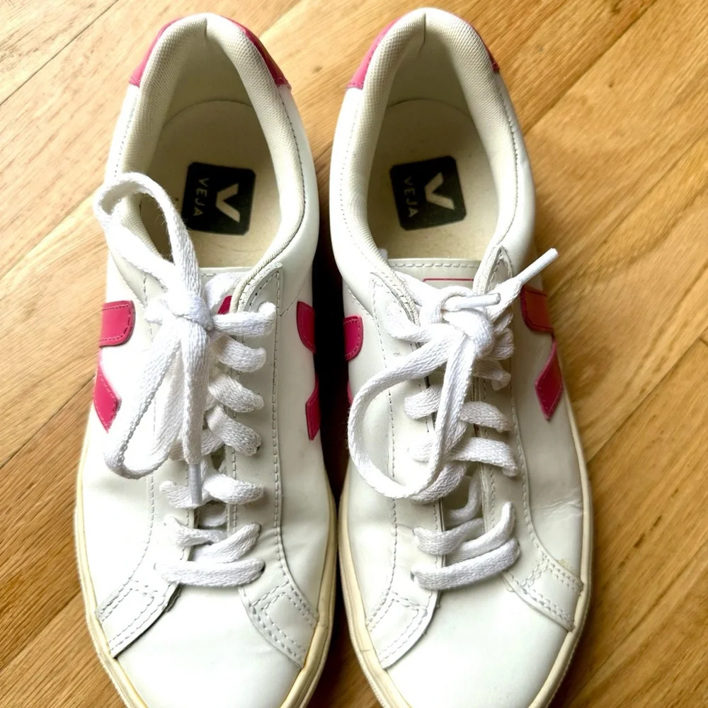 Veja Explanat White Sneakers with Pink logo